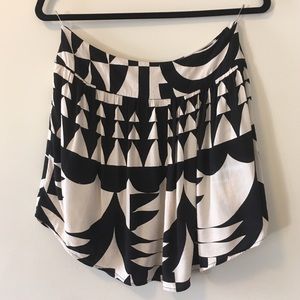 CLOSET CLEAR OUT SALE - Pretty flirty mini skirt with pockets! Bold geo print